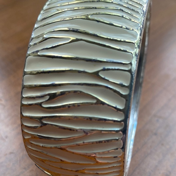 Vintage Cream and Gold Bracelet spring closure - Picture 2 of 4